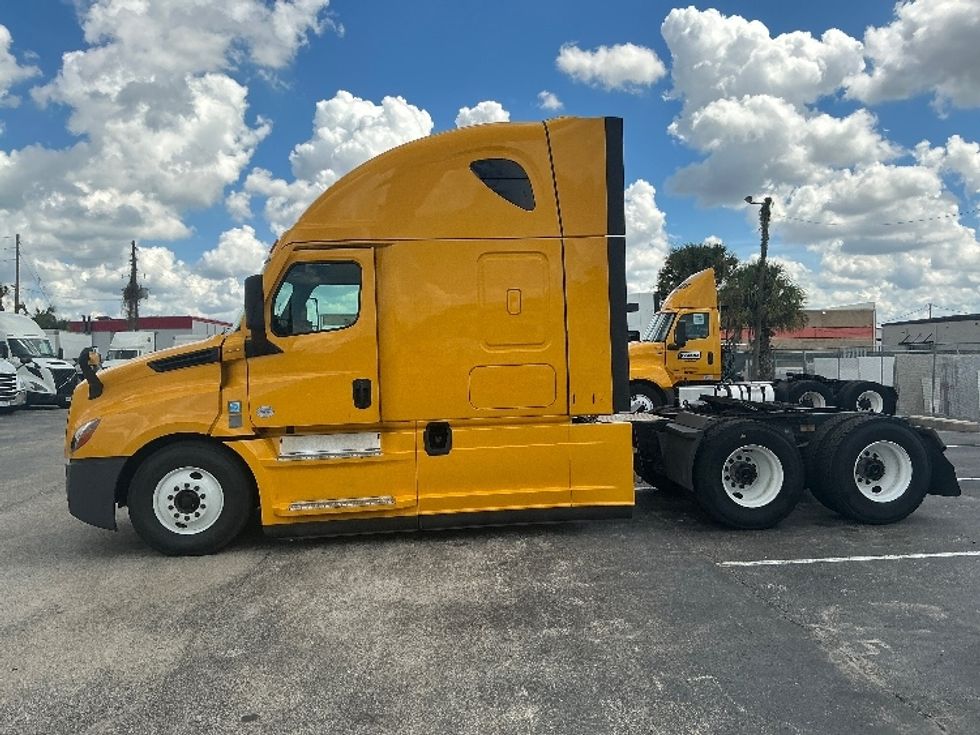 2022 Freightliner Cascadia 126" Sleeper Cab photo 4