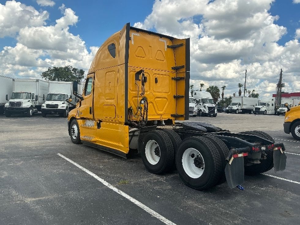 Sleeper Tractor-Heavy Duty Tractors-Freightliner-2022-T12664ST-Orlando-FL-458,000\n\t\tmiles-$ 70,000 - Image 5