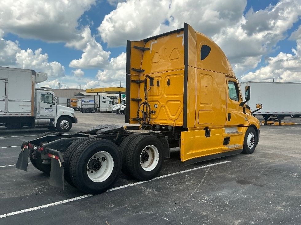 Sleeper Tractor-Heavy Duty Tractors-Freightliner-2022-T12664ST-Orlando-FL-458,000\n\t\tmiles-$ 70,000 - Image 7