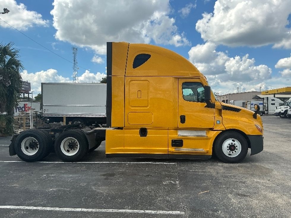 Sleeper Tractor-Heavy Duty Tractors-Freightliner-2022-T12664ST-Orlando-FL-458,000\n\t\tmiles-$ 70,000 - Image 8