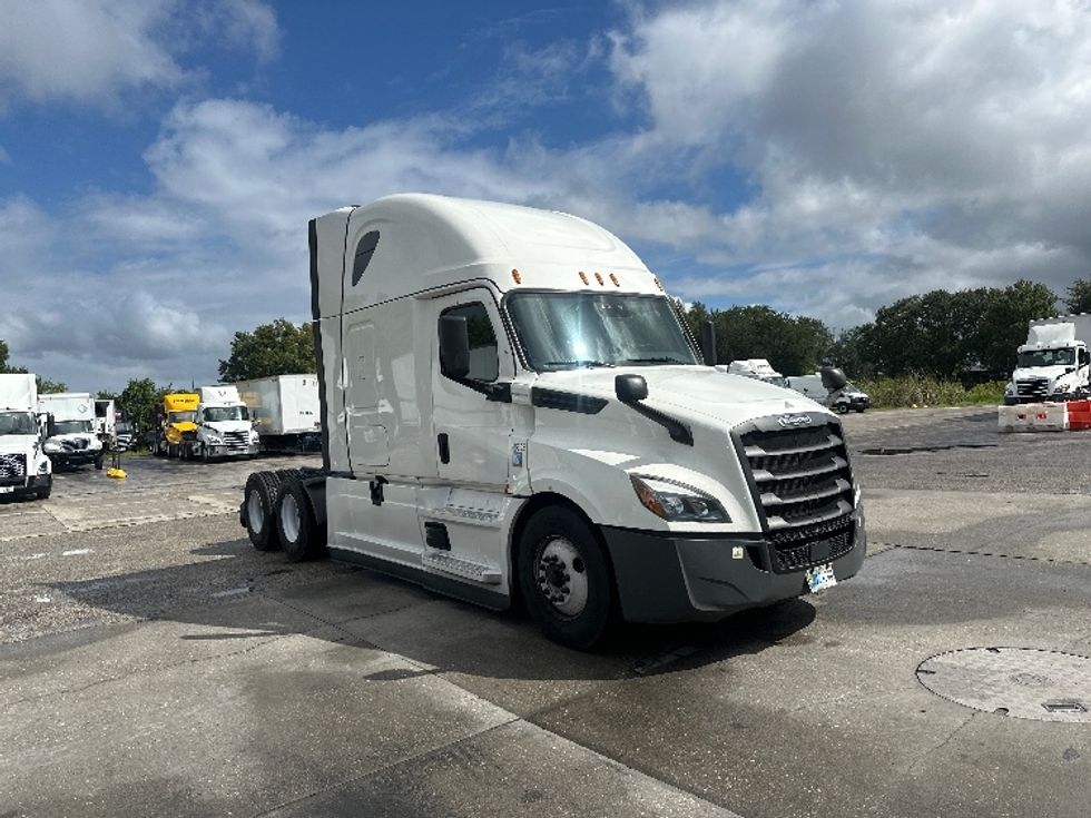 Sleeper Tractor-Heavy Duty Tractors-Freightliner-2022-T12664ST-Orlando-FL-462,813\n\t\tmiles-$ 73,500 - Image 1