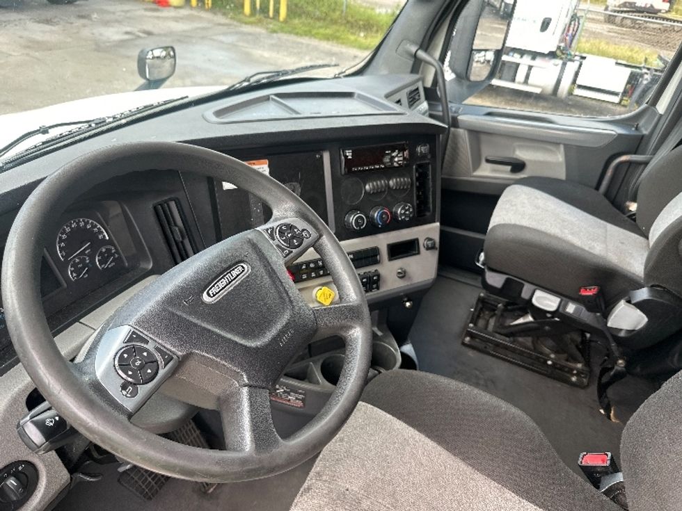 Sleeper Tractor-Heavy Duty Tractors-Freightliner-2022-T12664ST-Orlando-FL-462,813\n\t\tmiles-$ 73,500 - Image 10