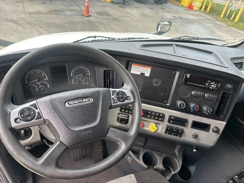 Sleeper Tractor-Heavy Duty Tractors-Freightliner-2022-T12664ST-Orlando-FL-462,813\n\t\tmiles-$ 73,500 - Image 11