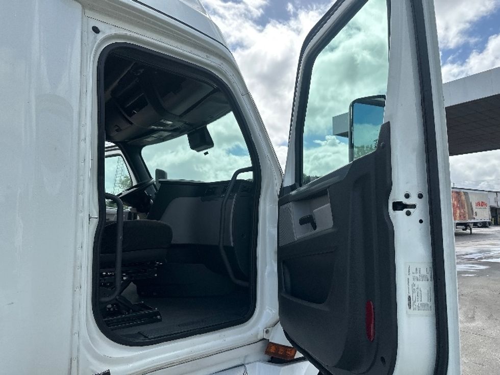 Sleeper Tractor-Heavy Duty Tractors-Freightliner-2022-T12664ST-Orlando-FL-462,813\n\t\tmiles-$ 73,500 - Image 13
