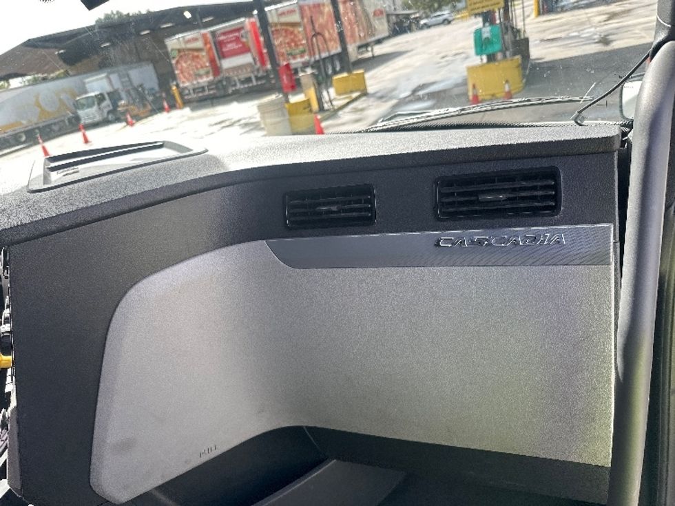 Sleeper Tractor-Heavy Duty Tractors-Freightliner-2022-T12664ST-Orlando-FL-462,813\n\t\tmiles-$ 73,500 - Image 14