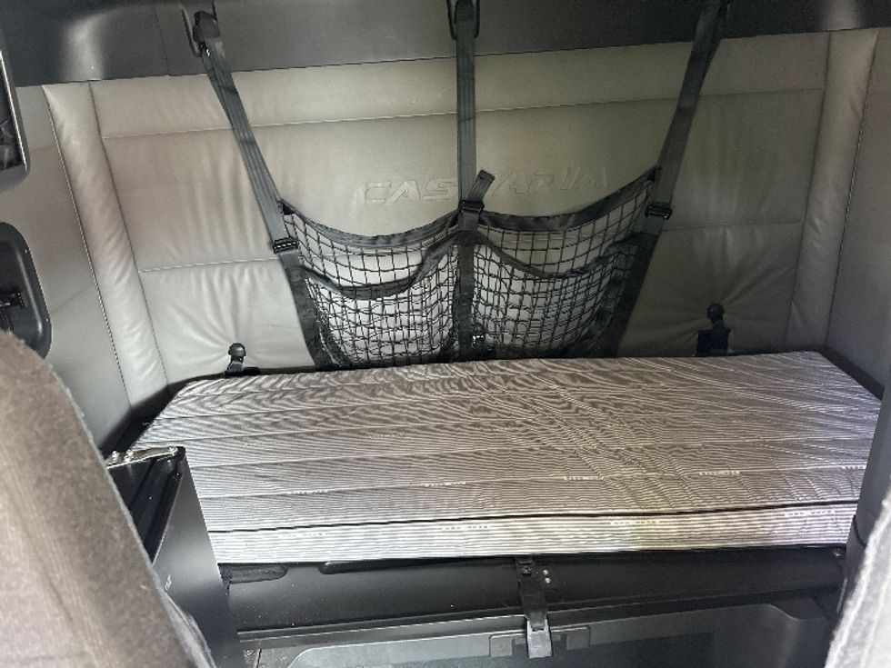 Sleeper Tractor-Heavy Duty Tractors-Freightliner-2022-T12664ST-Orlando-FL-462,813\n\t\tmiles-$ 73,500 - Image 16