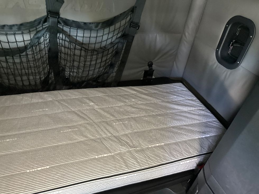 Sleeper Tractor-Heavy Duty Tractors-Freightliner-2022-T12664ST-Orlando-FL-462,813\n\t\tmiles-$ 73,500 - Image 17