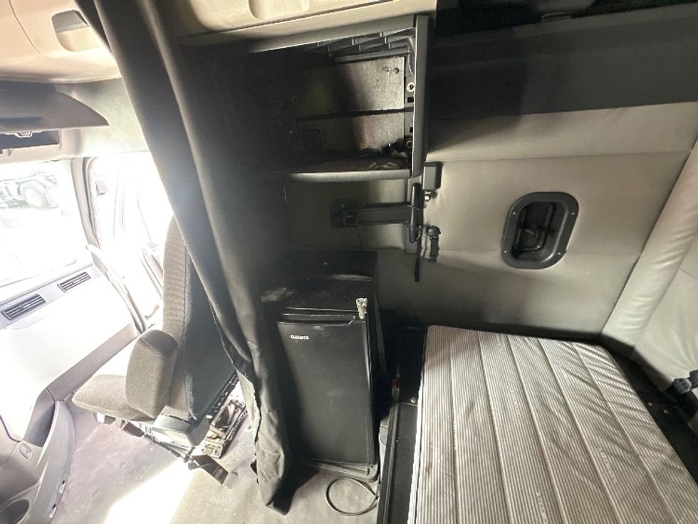 Sleeper Tractor-Heavy Duty Tractors-Freightliner-2022-T12664ST-Orlando-FL-462,813\n\t\tmiles-$ 73,500 - Image 19