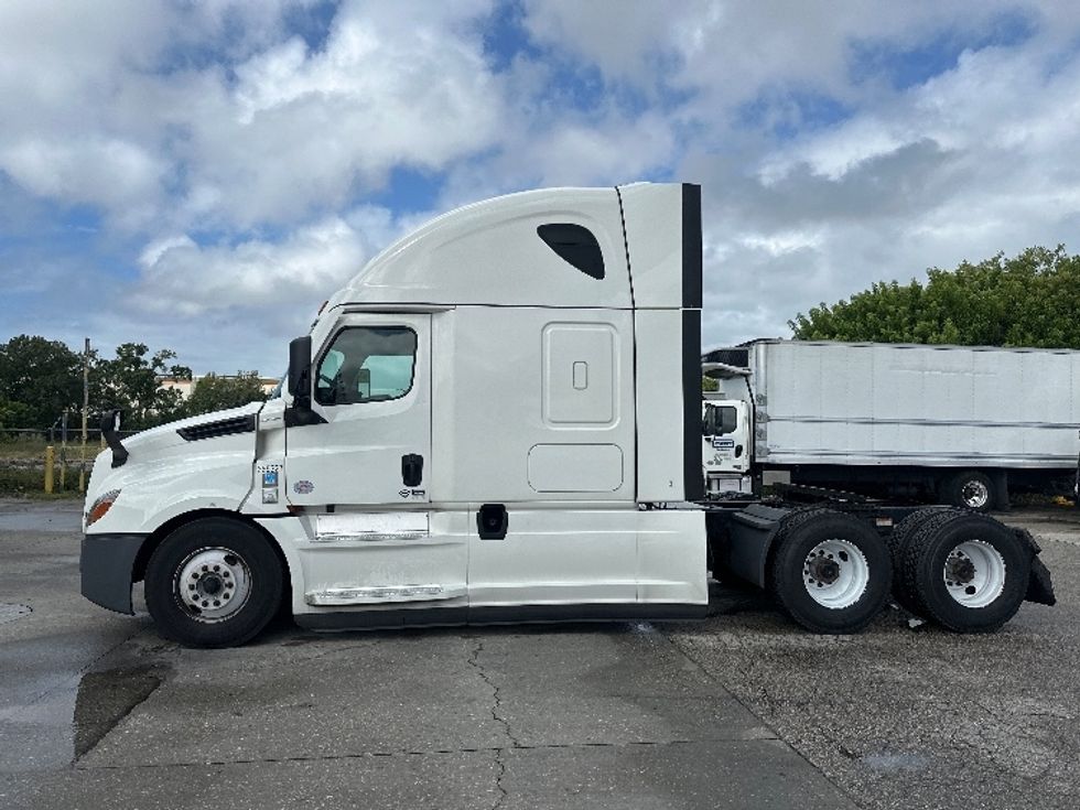 Sleeper Tractor-Heavy Duty Tractors-Freightliner-2022-T12664ST-Orlando-FL-462,813\n\t\tmiles-$ 73,500 - Image 4