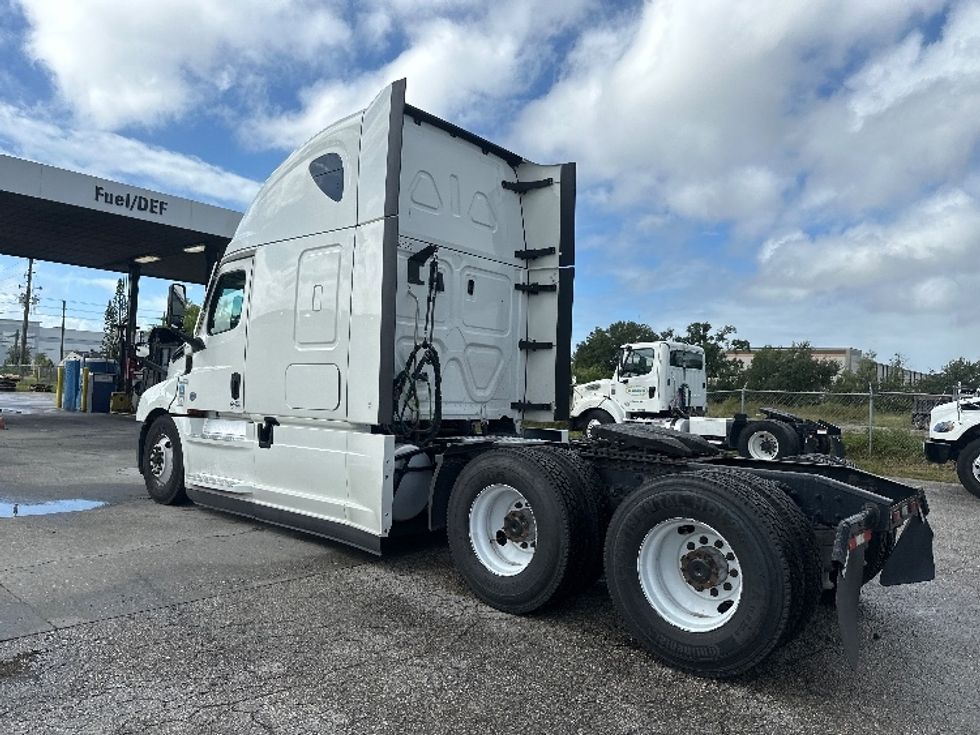 Sleeper Tractor-Heavy Duty Tractors-Freightliner-2022-T12664ST-Orlando-FL-462,813\n\t\tmiles-$ 73,500 - Image 5