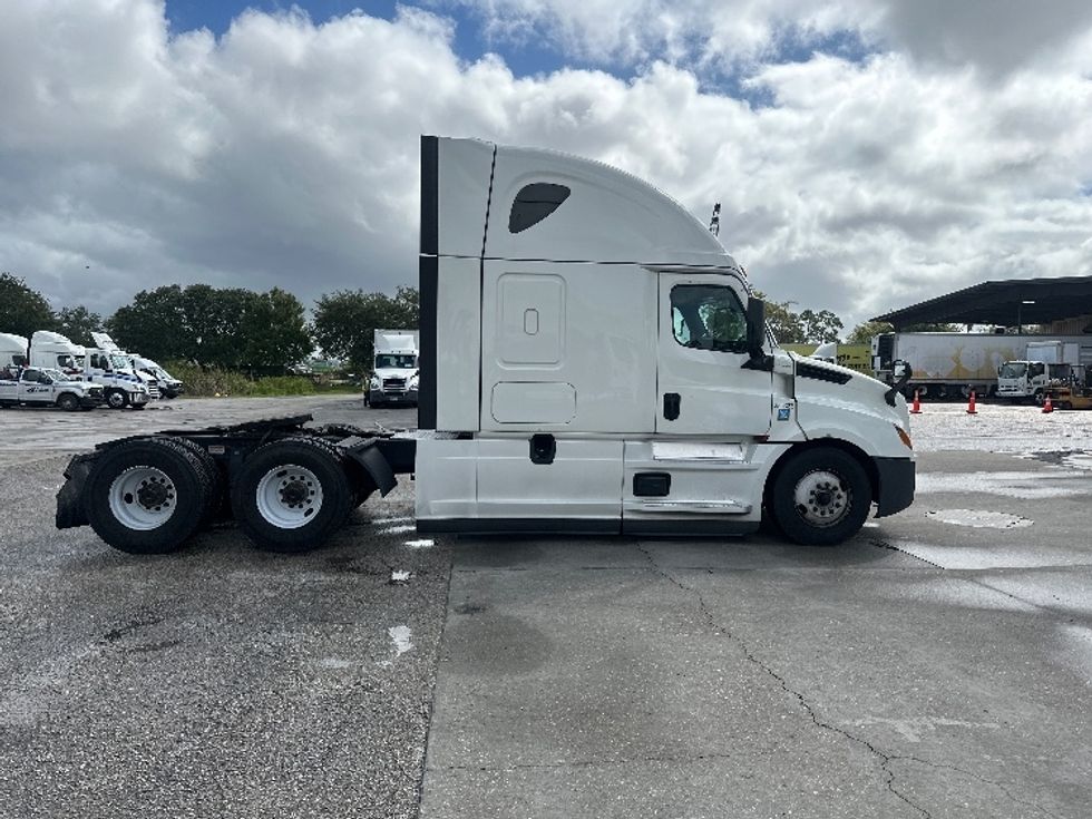 Sleeper Tractor-Heavy Duty Tractors-Freightliner-2022-T12664ST-Orlando-FL-462,813\n\t\tmiles-$ 73,500 - Image 8