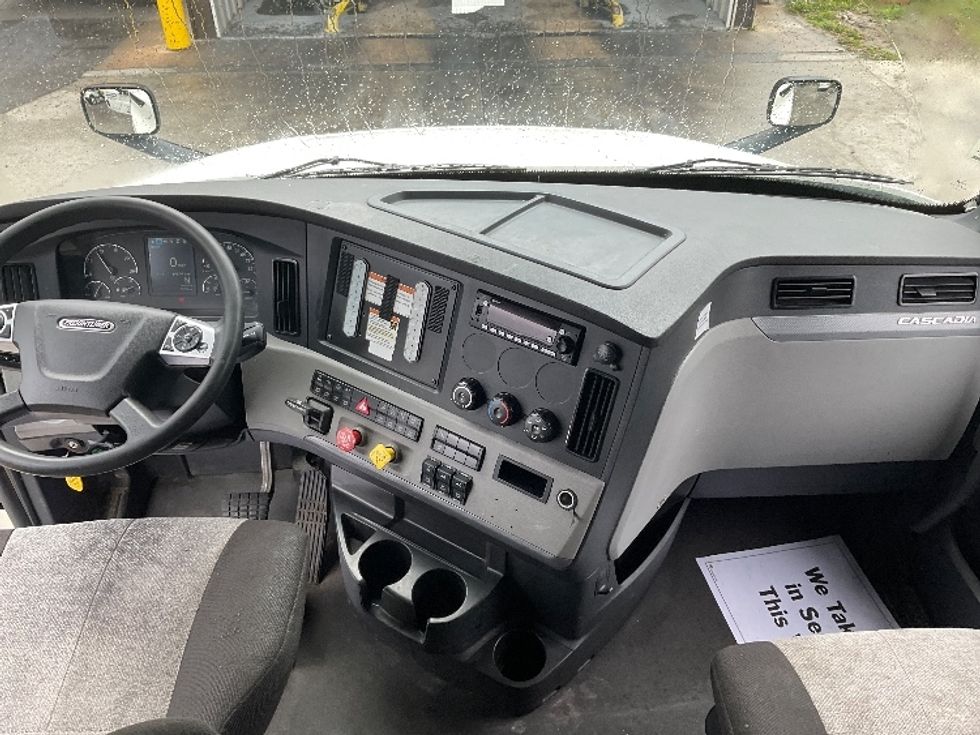 Sleeper Tractor-Heavy Duty Tractors-Freightliner-2022-T12664ST-Orlando-FL-495,945\n\t\tmiles-$ 75,500 - Image 11