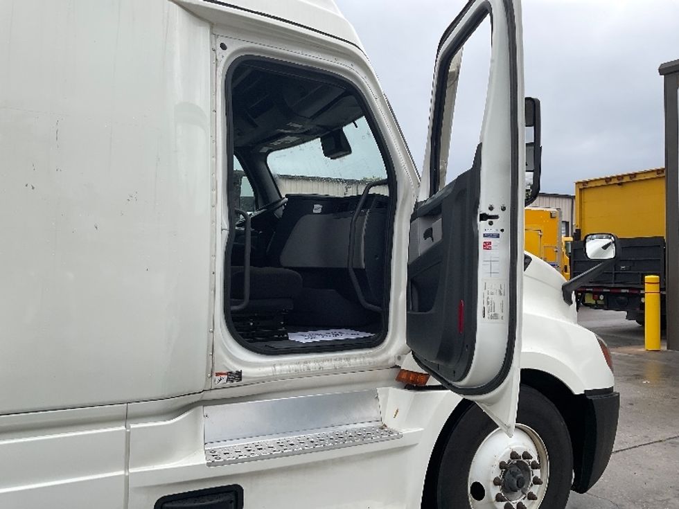 Sleeper Tractor-Heavy Duty Tractors-Freightliner-2022-T12664ST-Orlando-FL-495,945\n\t\tmiles-$ 75,500 - Image 12