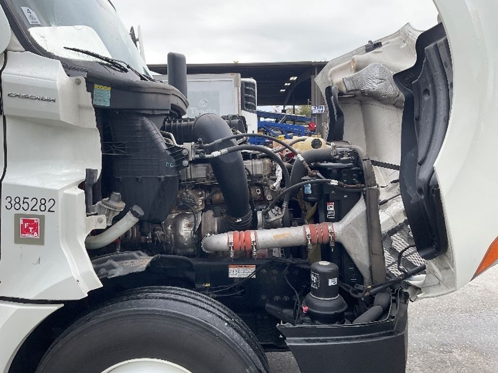 Sleeper Tractor-Heavy Duty Tractors-Freightliner-2022-T12664ST-Orlando-FL-495,945\n\t\tmiles-$ 75,500 - Image 19