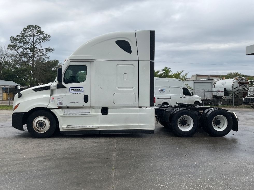 Sleeper Tractor-Heavy Duty Tractors-Freightliner-2022-T12664ST-Orlando-FL-495,945\n\t\tmiles-$ 75,500 - Image 3