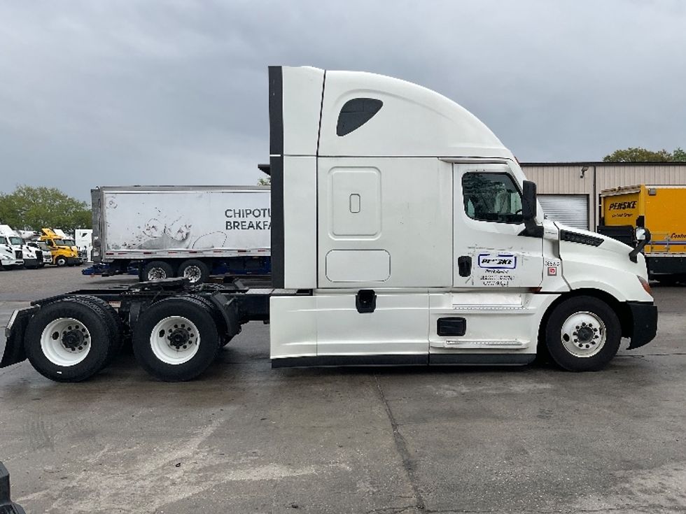 Sleeper Tractor-Heavy Duty Tractors-Freightliner-2022-T12664ST-Orlando-FL-495,945\n\t\tmiles-$ 75,500 - Image 7