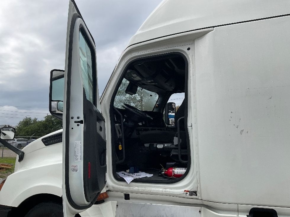 Sleeper Tractor-Heavy Duty Tractors-Freightliner-2022-T12664ST-Orlando-FL-495,945\n\t\tmiles-$ 75,500 - Image 8