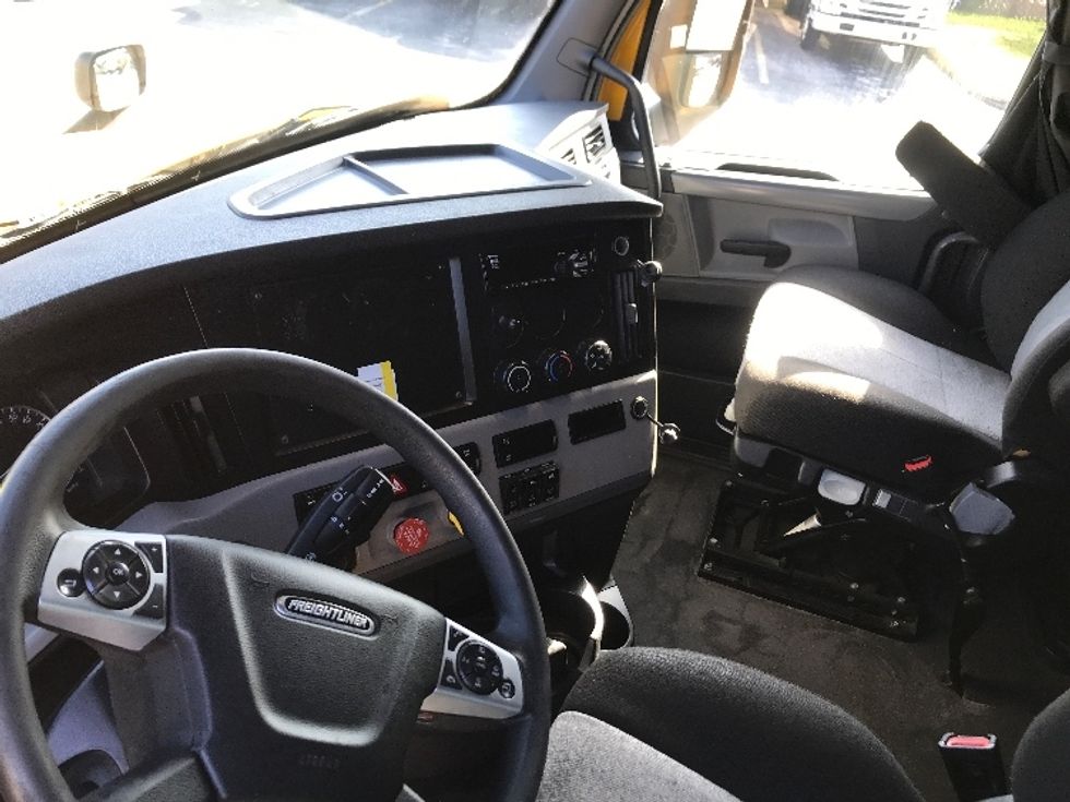 Sleeper Tractor-Heavy Duty Tractors-Freightliner-2022-T12664ST-Orlando-FL-532,987\n\t\tmiles-$ 62,750 - Image 10