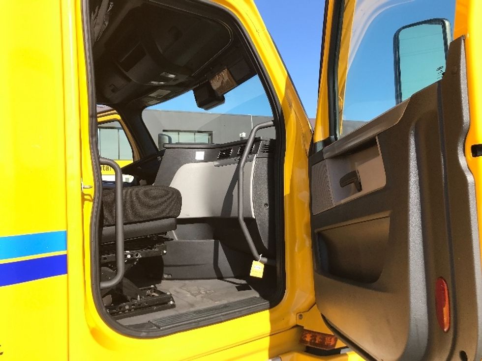 Sleeper Tractor-Heavy Duty Tractors-Freightliner-2022-T12664ST-Orlando-FL-532,987\n\t\tmiles-$ 62,750 - Image 13