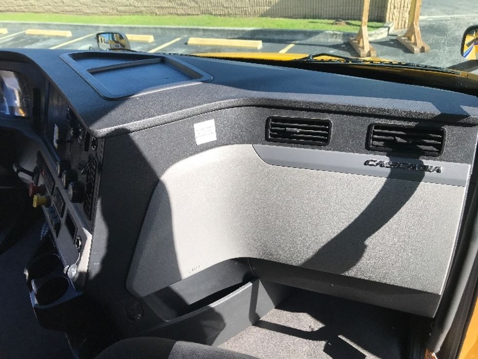 Sleeper Tractor-Heavy Duty Tractors-Freightliner-2022-T12664ST-Orlando-FL-532,987\n\t\tmiles-$ 62,750 - Image 14