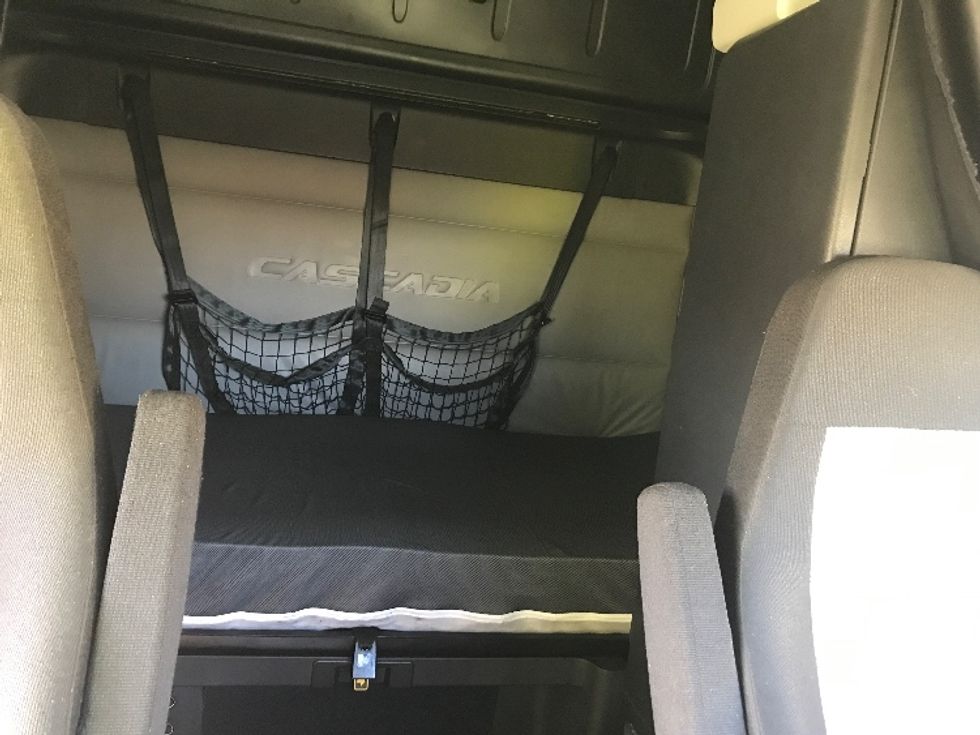 Sleeper Tractor-Heavy Duty Tractors-Freightliner-2022-T12664ST-Orlando-FL-532,987\n\t\tmiles-$ 62,750 - Image 16