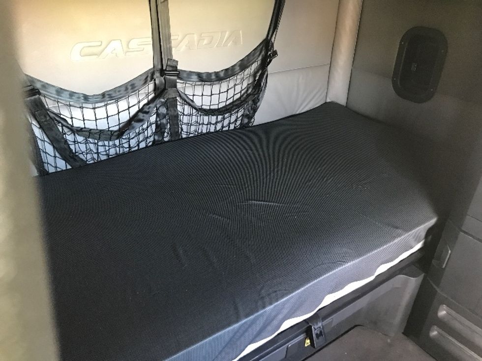 Sleeper Tractor-Heavy Duty Tractors-Freightliner-2022-T12664ST-Orlando-FL-532,987\n\t\tmiles-$ 62,750 - Image 17