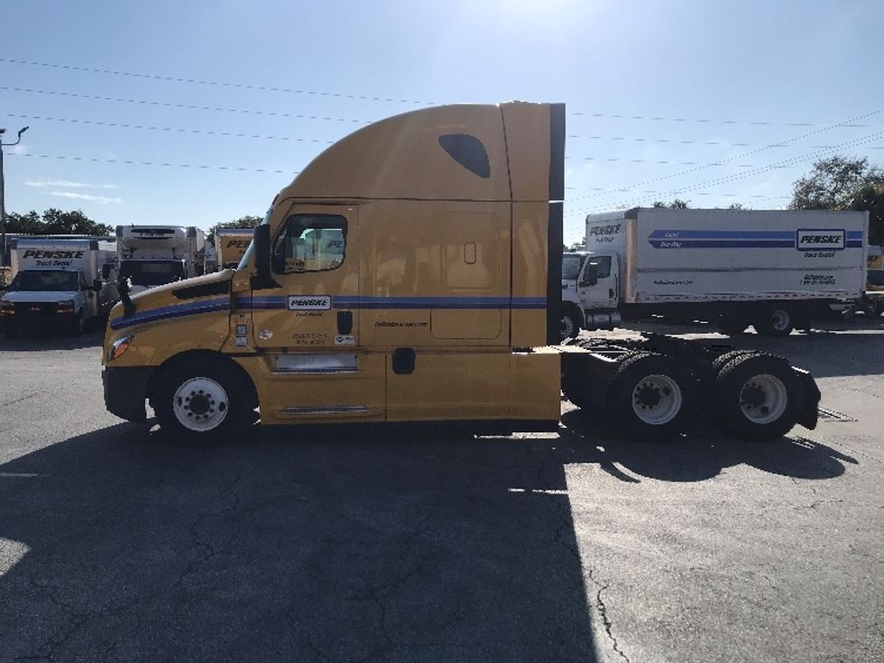 Sleeper Tractor-Heavy Duty Tractors-Freightliner-2022-T12664ST-Orlando-FL-532,987\n\t\tmiles-$ 62,750 - Image 4