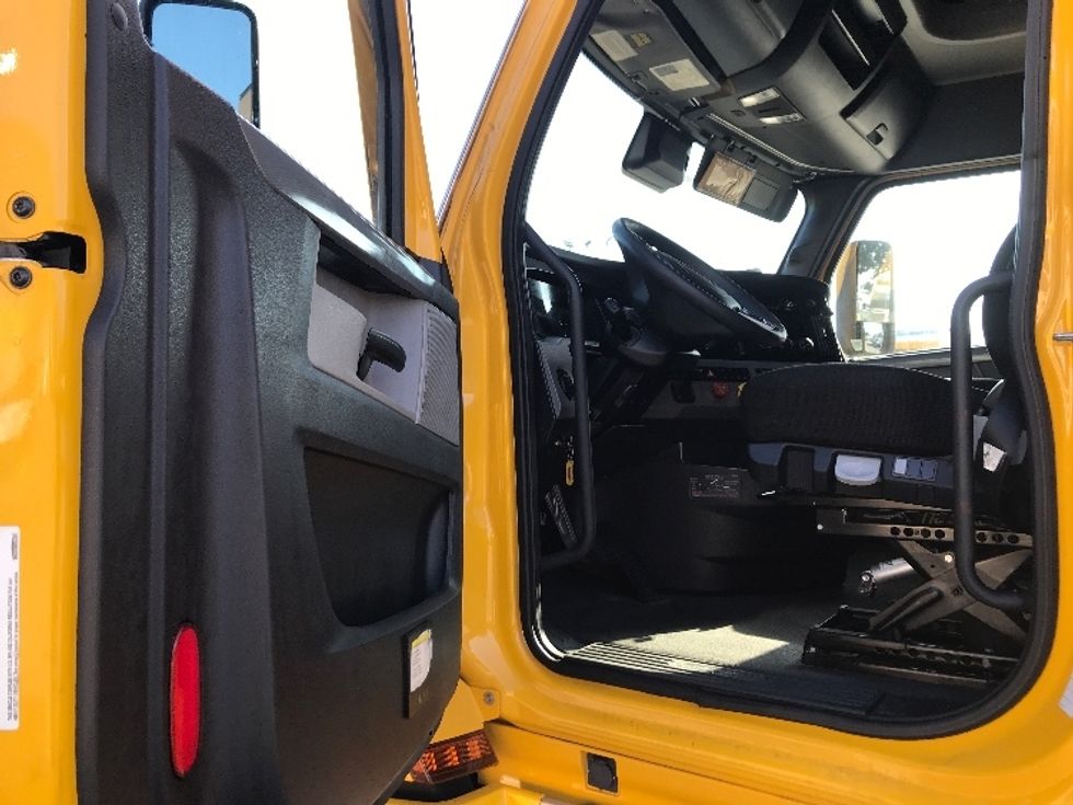 Sleeper Tractor-Heavy Duty Tractors-Freightliner-2022-T12664ST-Orlando-FL-532,987\n\t\tmiles-$ 62,750 - Image 9