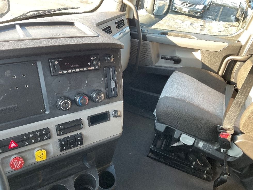 Sleeper Tractor-Heavy Duty Tractors-Freightliner-2022-T12664ST-Orlando-FL-576,726\n\t\tmiles-$ 58,750 - Image 12