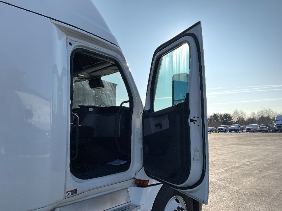 Sleeper Tractor-Heavy Duty Tractors-Freightliner-2022-T12664ST-Orlando-FL-576,726\n\t\tmiles-$ 58,750 - Image 13