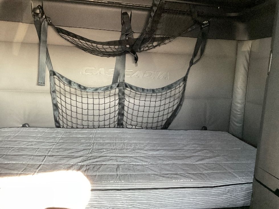 Sleeper Tractor-Heavy Duty Tractors-Freightliner-2022-T12664ST-Orlando-FL-576,726\n\t\tmiles-$ 58,750 - Image 16