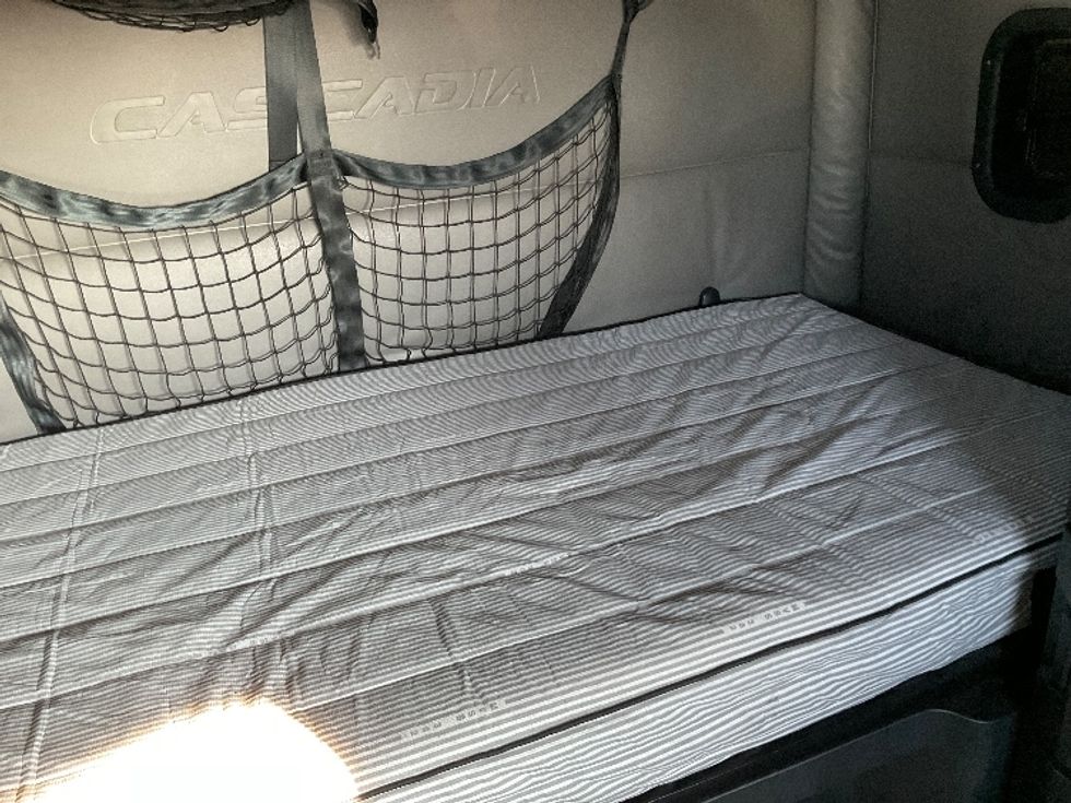 Sleeper Tractor-Heavy Duty Tractors-Freightliner-2022-T12664ST-Orlando-FL-576,726\n\t\tmiles-$ 58,750 - Image 17