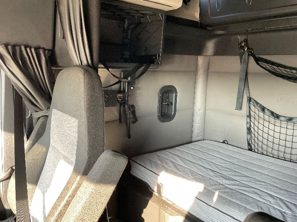 Sleeper Tractor-Heavy Duty Tractors-Freightliner-2022-T12664ST-Orlando-FL-576,726\n\t\tmiles-$ 58,750 - Image 19