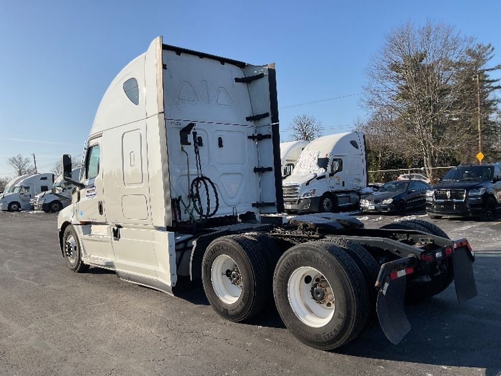 Sleeper Tractor-Heavy Duty Tractors-Freightliner-2022-T12664ST-Orlando-FL-576,726\n\t\tmiles-$ 58,750 - Image 5