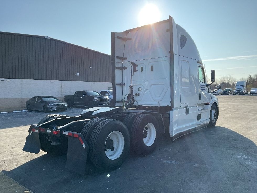 Sleeper Tractor-Heavy Duty Tractors-Freightliner-2022-T12664ST-Orlando-FL-576,726\n\t\tmiles-$ 58,750 - Image 7