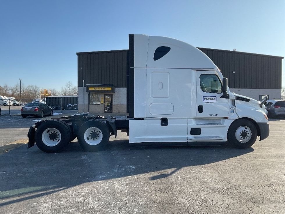 Sleeper Tractor-Heavy Duty Tractors-Freightliner-2022-T12664ST-Orlando-FL-576,726\n\t\tmiles-$ 58,750 - Image 8