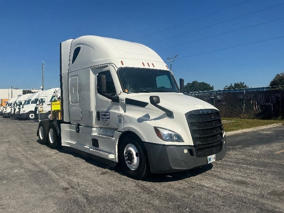 Sleeper Tractor-Heavy Duty Tractors-Freightliner-2022-T12664ST-Orlando-FL-579,988\n\t\tmiles-$ 61,500 - Image 1