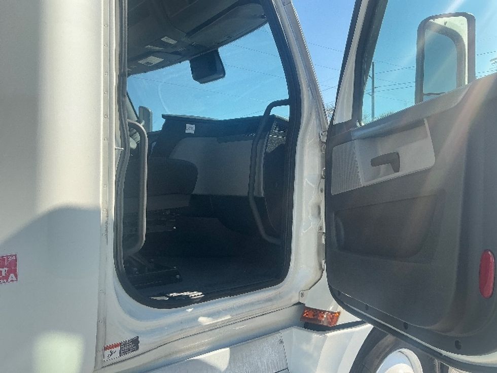 Sleeper Tractor-Heavy Duty Tractors-Freightliner-2022-T12664ST-Orlando-FL-579,988\n\t\tmiles-$ 61,500 - Image 13