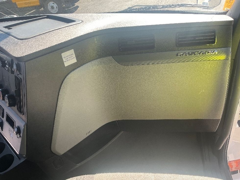 Sleeper Tractor-Heavy Duty Tractors-Freightliner-2022-T12664ST-Orlando-FL-579,988\n\t\tmiles-$ 61,500 - Image 14