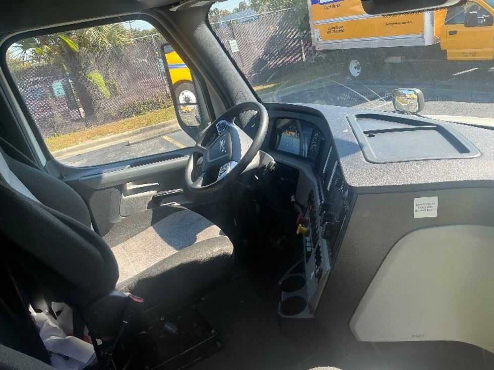 Sleeper Tractor-Heavy Duty Tractors-Freightliner-2022-T12664ST-Orlando-FL-579,988\n\t\tmiles-$ 61,500 - Image 15