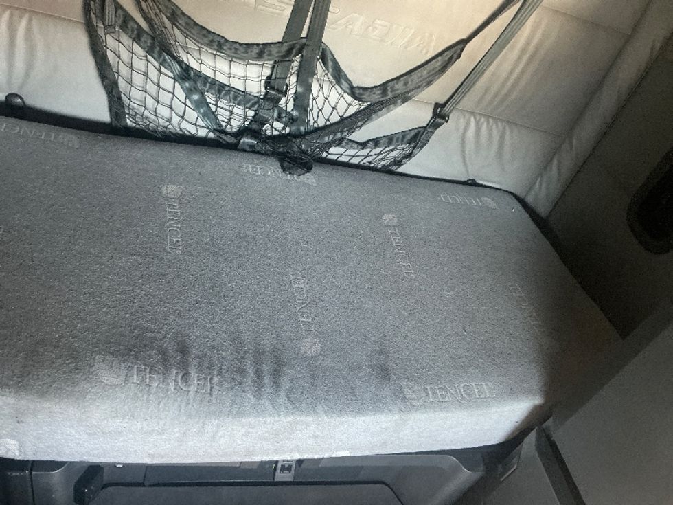 Sleeper Tractor-Heavy Duty Tractors-Freightliner-2022-T12664ST-Orlando-FL-579,988\n\t\tmiles-$ 61,500 - Image 17