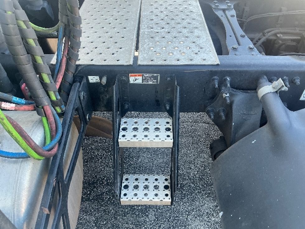 Sleeper Tractor-Heavy Duty Tractors-Freightliner-2022-T12664ST-Orlando-FL-579,988\n\t\tmiles-$ 61,500 - Image 22