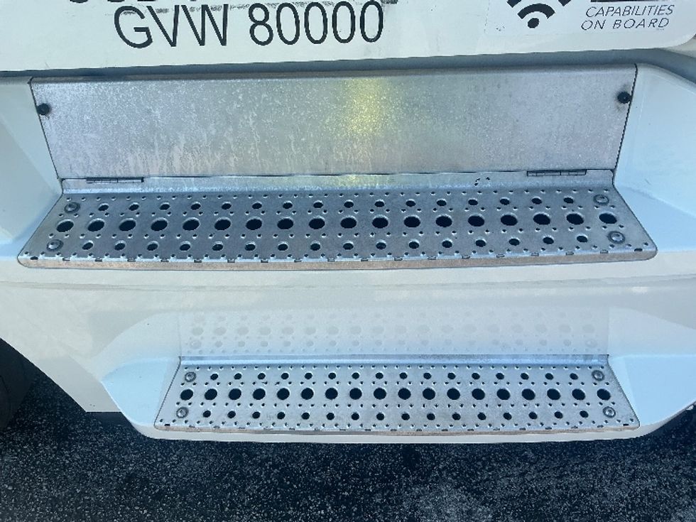 Sleeper Tractor-Heavy Duty Tractors-Freightliner-2022-T12664ST-Orlando-FL-579,988\n\t\tmiles-$ 61,500 - Image 23