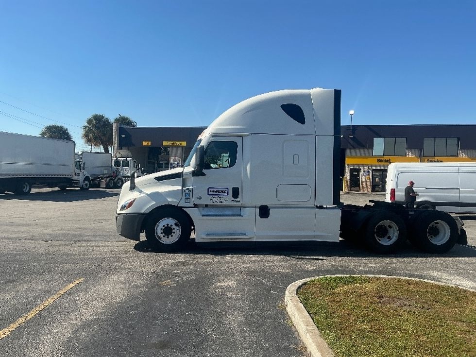 Sleeper Tractor-Heavy Duty Tractors-Freightliner-2022-T12664ST-Orlando-FL-579,988\n\t\tmiles-$ 61,500 - Image 4
