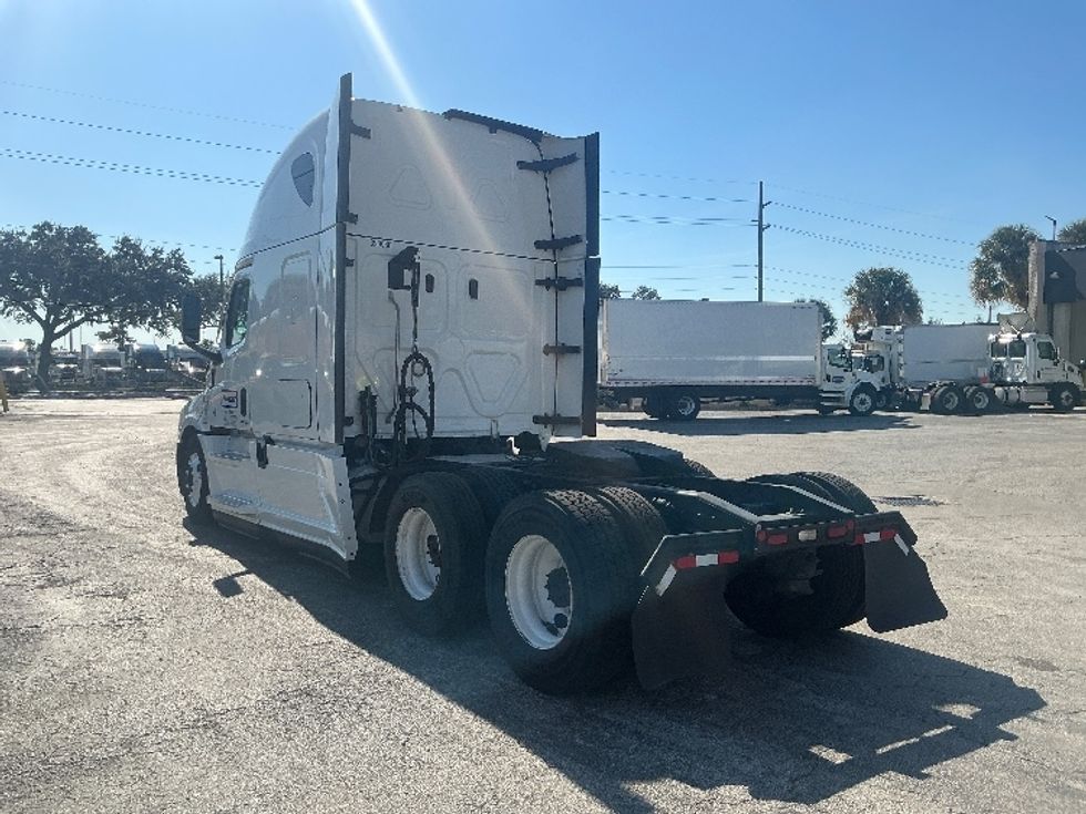 Sleeper Tractor-Heavy Duty Tractors-Freightliner-2022-T12664ST-Orlando-FL-579,988\n\t\tmiles-$ 61,500 - Image 5