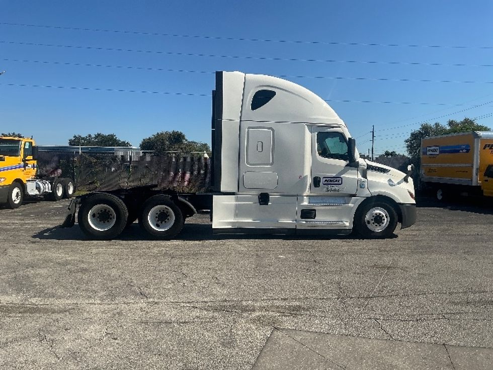 Sleeper Tractor-Heavy Duty Tractors-Freightliner-2022-T12664ST-Orlando-FL-579,988\n\t\tmiles-$ 61,500 - Image 8