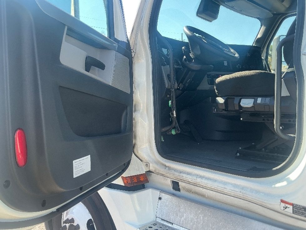 Sleeper Tractor-Heavy Duty Tractors-Freightliner-2022-T12664ST-Orlando-FL-579,988\n\t\tmiles-$ 61,500 - Image 9