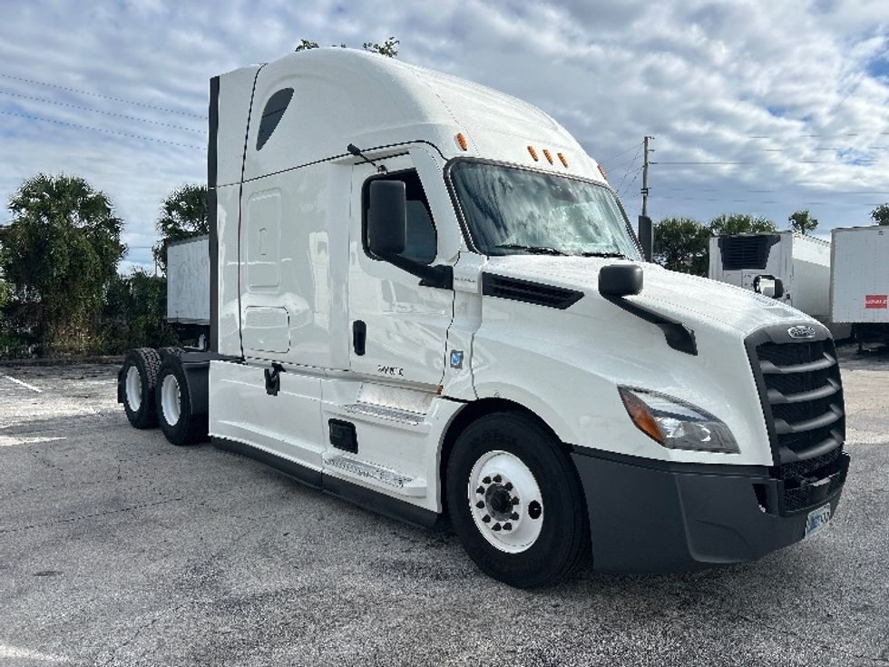 Sleeper Tractor-Heavy Duty Tractors-Freightliner-2022-T12664ST-Orlando-FL-590,302\n\t\tmiles-$ 60,500 - Image 1