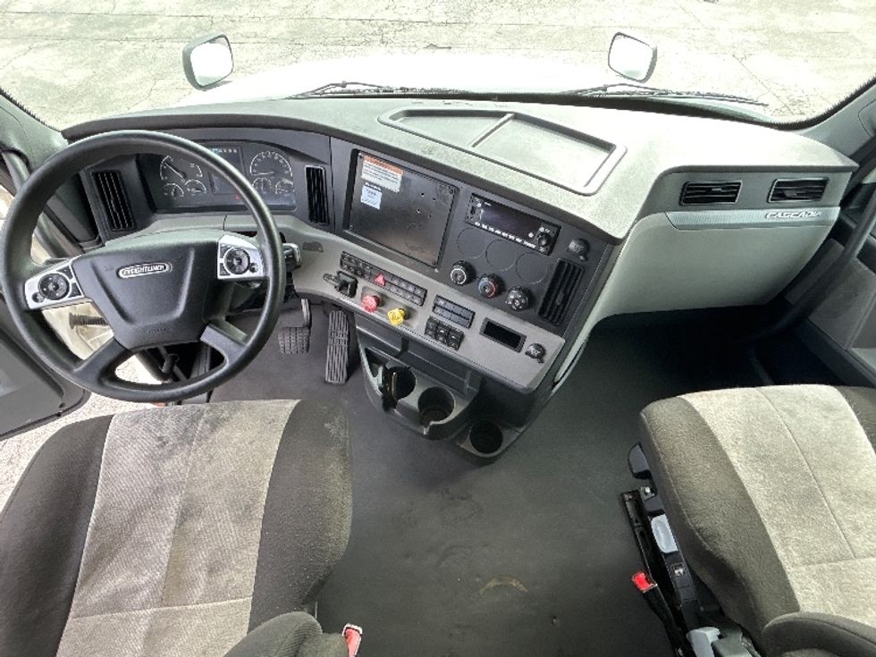 Sleeper Tractor-Heavy Duty Tractors-Freightliner-2022-T12664ST-Orlando-FL-590,302\n\t\tmiles-$ 60,500 - Image 12