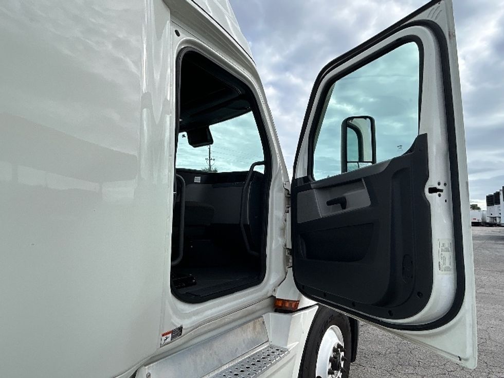 Sleeper Tractor-Heavy Duty Tractors-Freightliner-2022-T12664ST-Orlando-FL-590,302\n\t\tmiles-$ 60,500 - Image 13